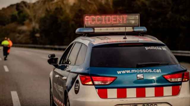 Vehículo de los Mossos d'Esquadra junto a un accidente de tráfico