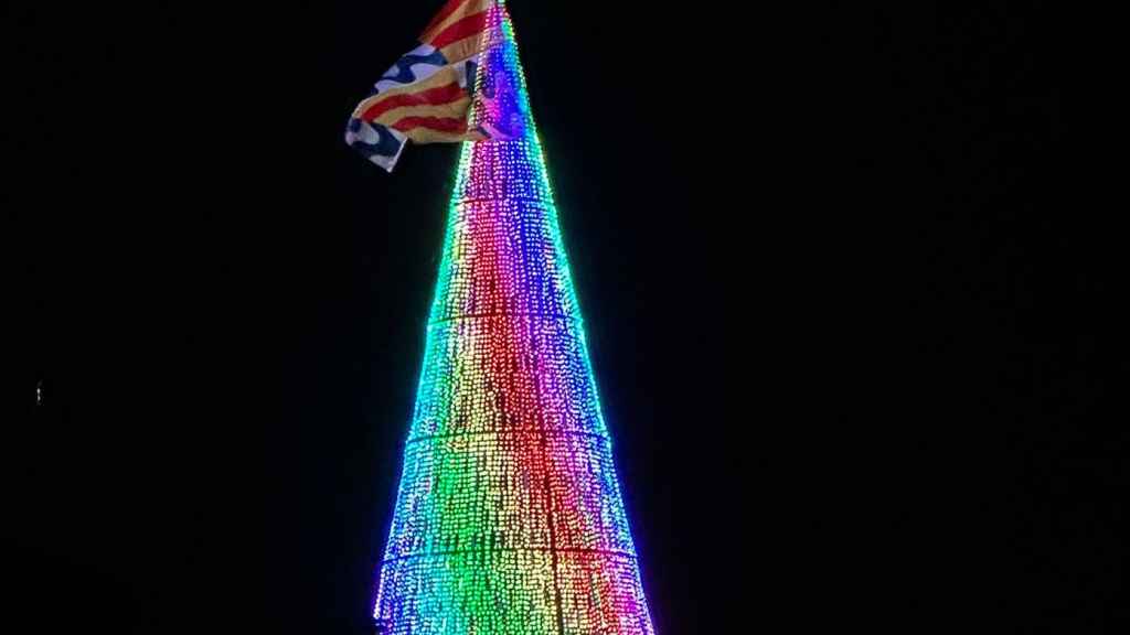 Árbol de Navidad de Badalona con las luces encendidas