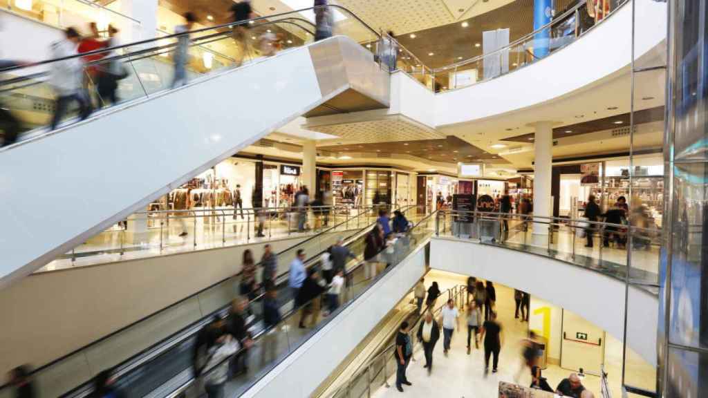 Gente paseando por el interior del centro comercial Ànecblau