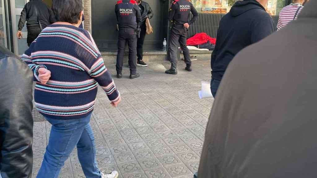 Un hombre agrede a dos ancianas y varios vecinos lo retienen en la calle Balmes