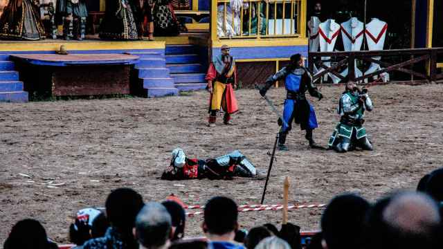 Especialistas en luchas medievales en una recreación en un Mercado Medieval