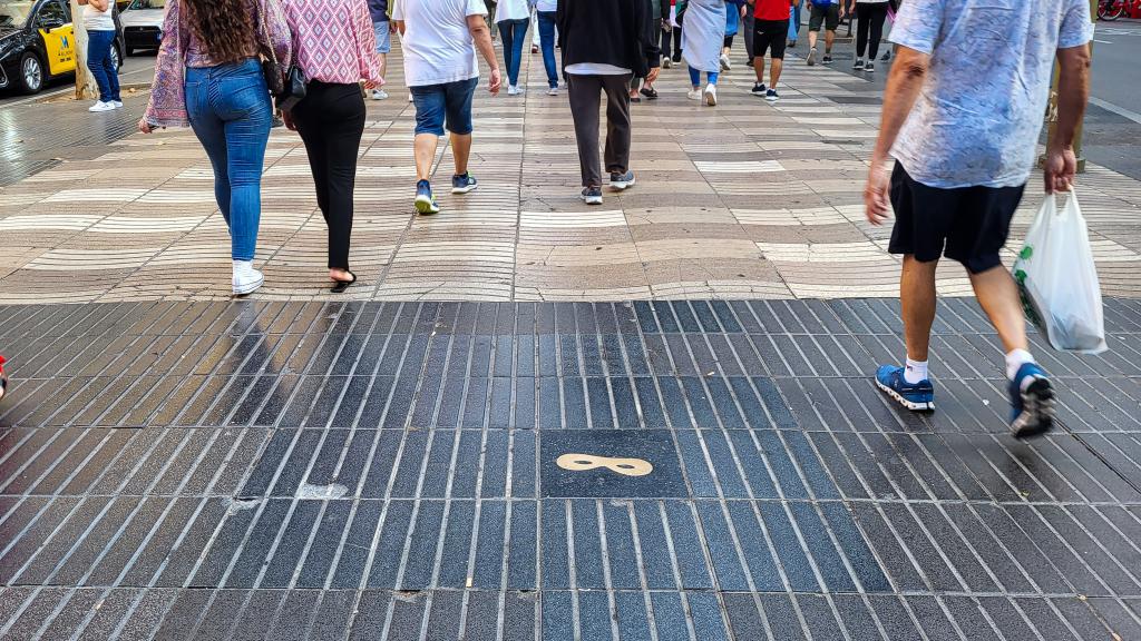 Gente paseando por la Rambla de Barcelona