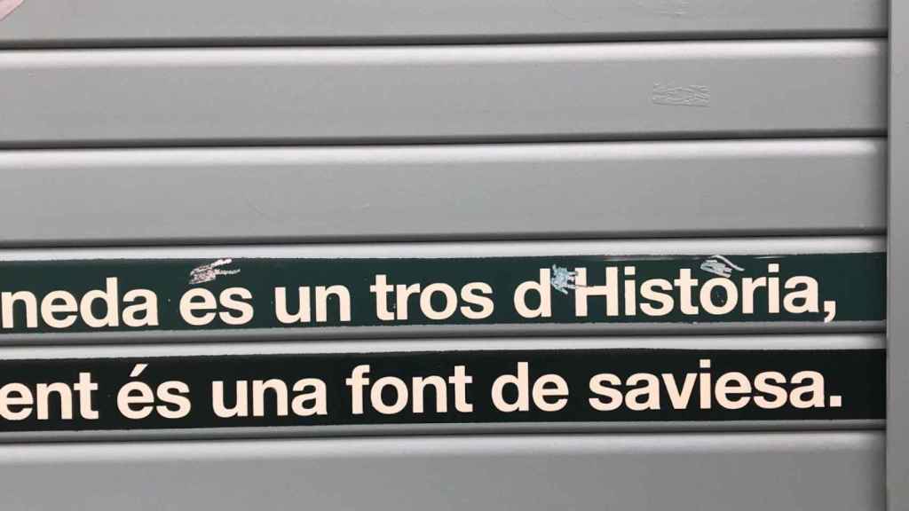 Acentos, palabras y letras tachadas de una persiana comercial de la Dreta del Eixample