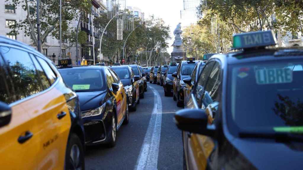 Cientos de taxis en la Gran Via de Barcelona