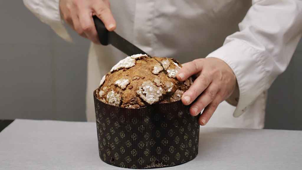 Eric Ortuño con el panettone solidario de L'Atelier Barcelona