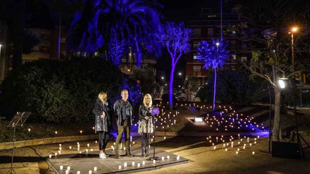 La alcaldesa de Esplugues de Llobregat, Pilar Díaz, con los familiares de Mónica y Ciara durante su homenaje