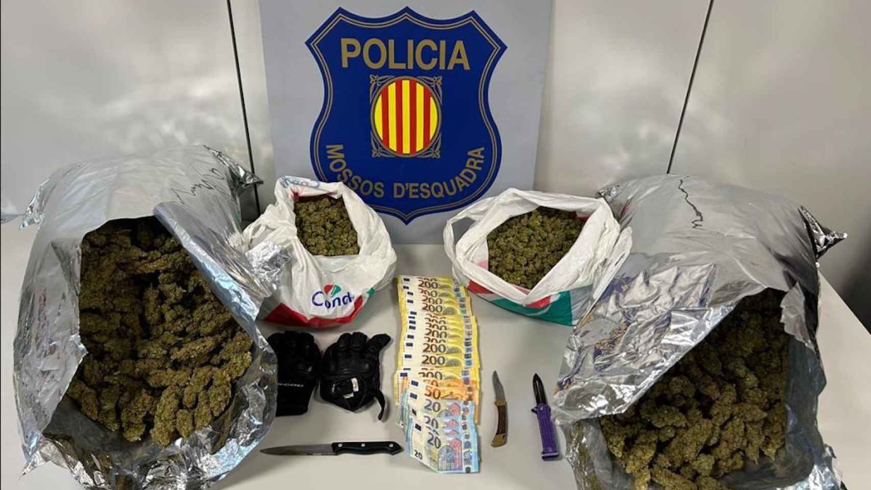 Imagen de los nueve kilos de marihuana y el dinero en efectivo