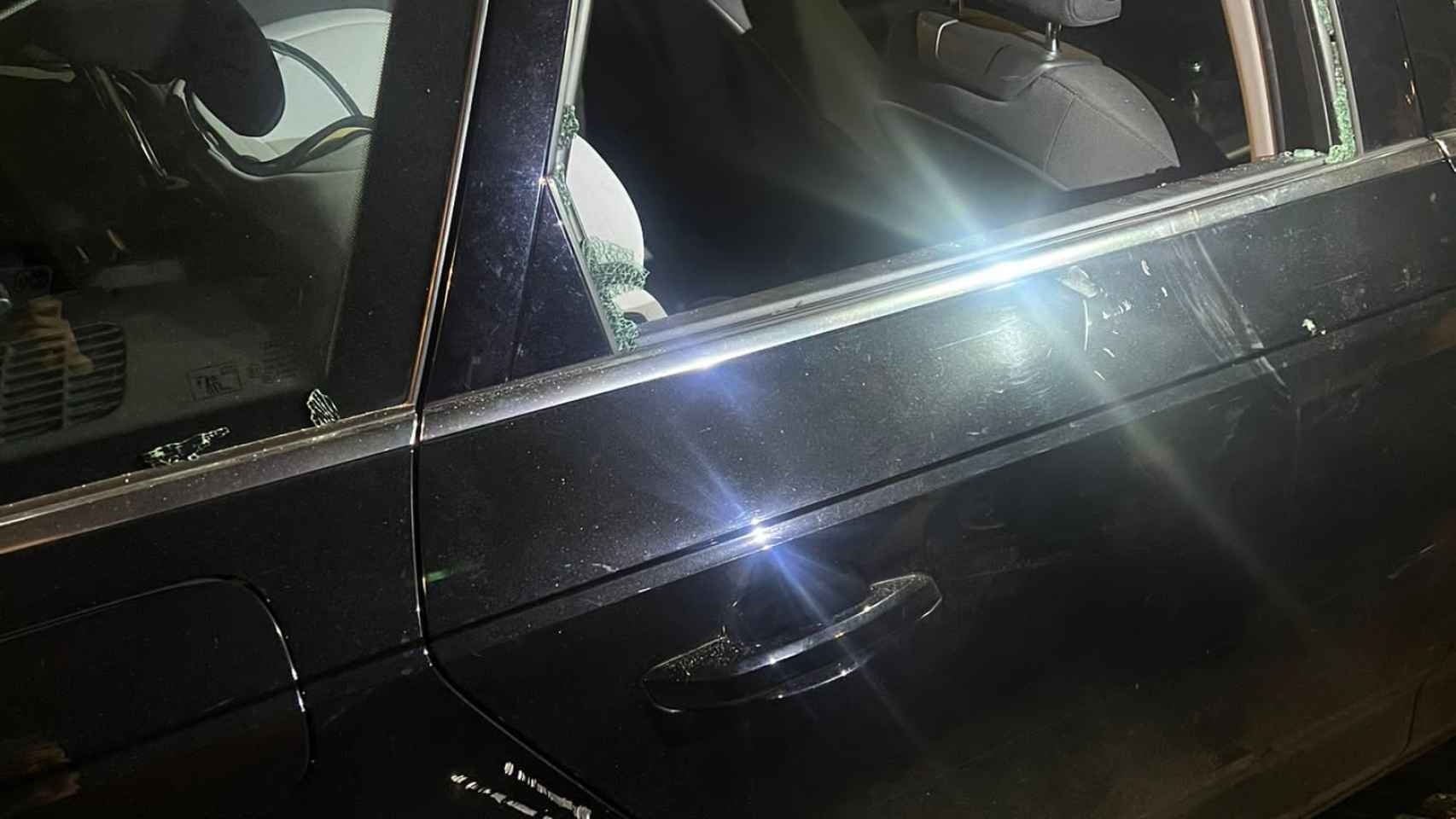 Un coche de un policía de la comisaría de Ciutat Vella vandalizado tras un robo