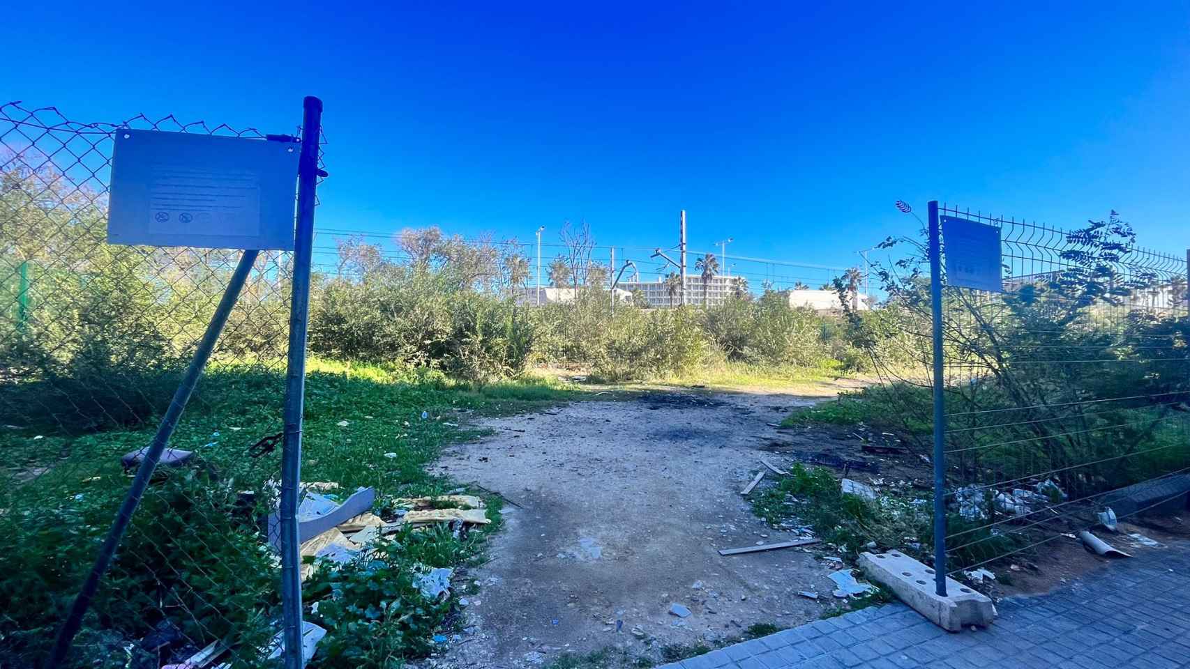 La entrada al solar abandonado de la calle de las Estrelles en La Mina