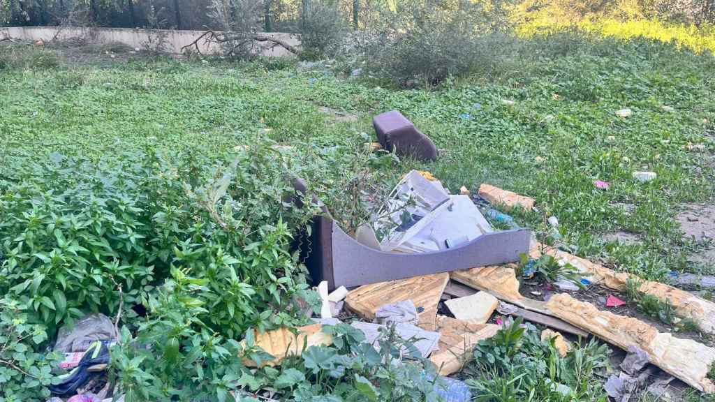 Restos de basura en el solar abandonado en La Mina