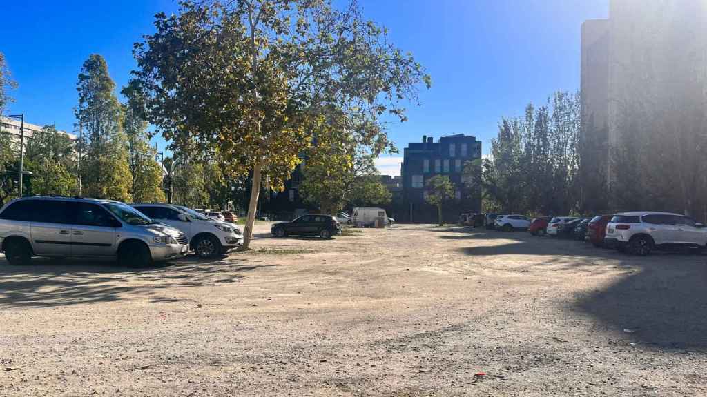 Uno de los solares convertidos en aparcamiento en La Mina