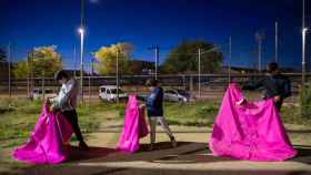 Un descampado de l’Hospitalet con toros de cartón: así es la última escuela taurina de Catalunya