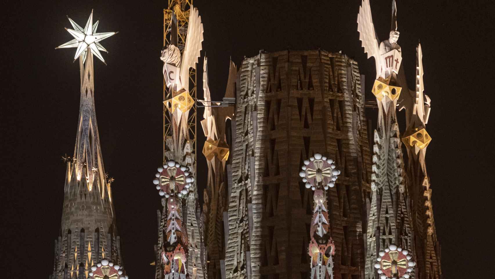 Torres iluminadas de la Sagrada Família de Barcelona