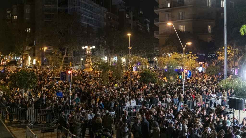 Personas viendo el encendido de luces de la Sagrada Família