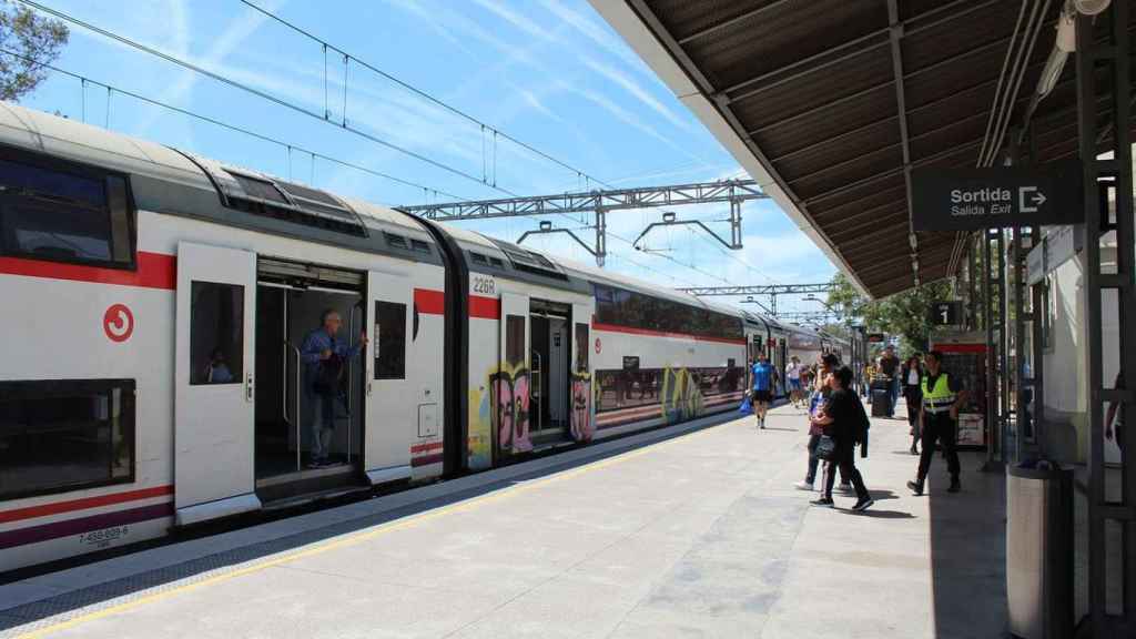 Pasajeros de la estación de tren de Castelldefels