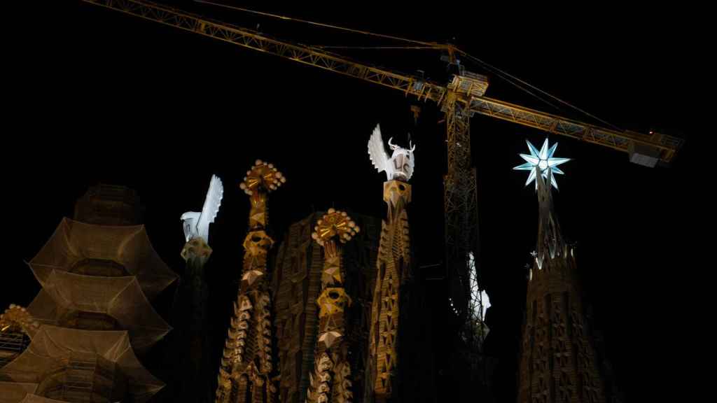 La fachada de la Sagrada Família iluminada de noche