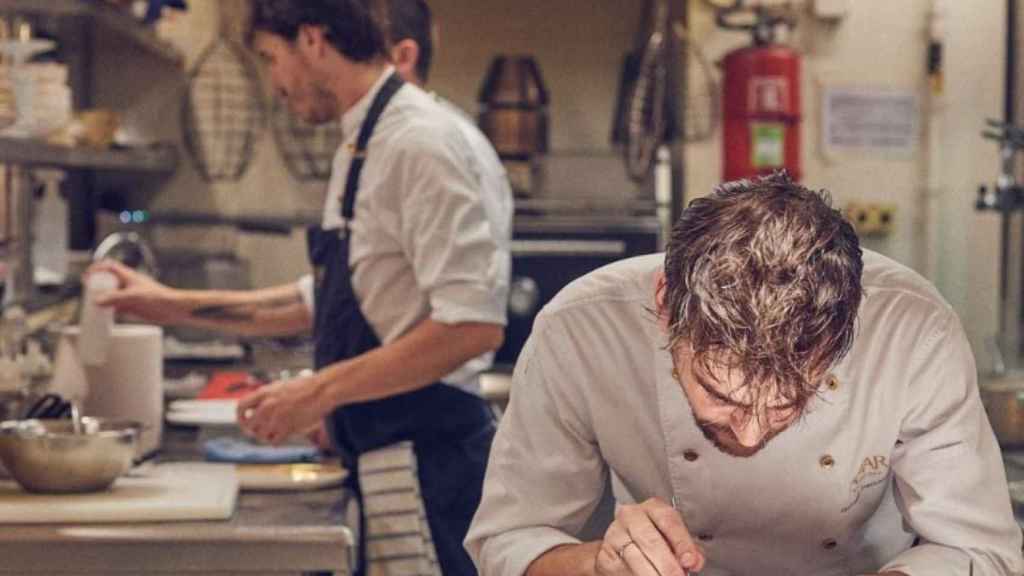 Los cocineros del restaurante Amar de Barcelona