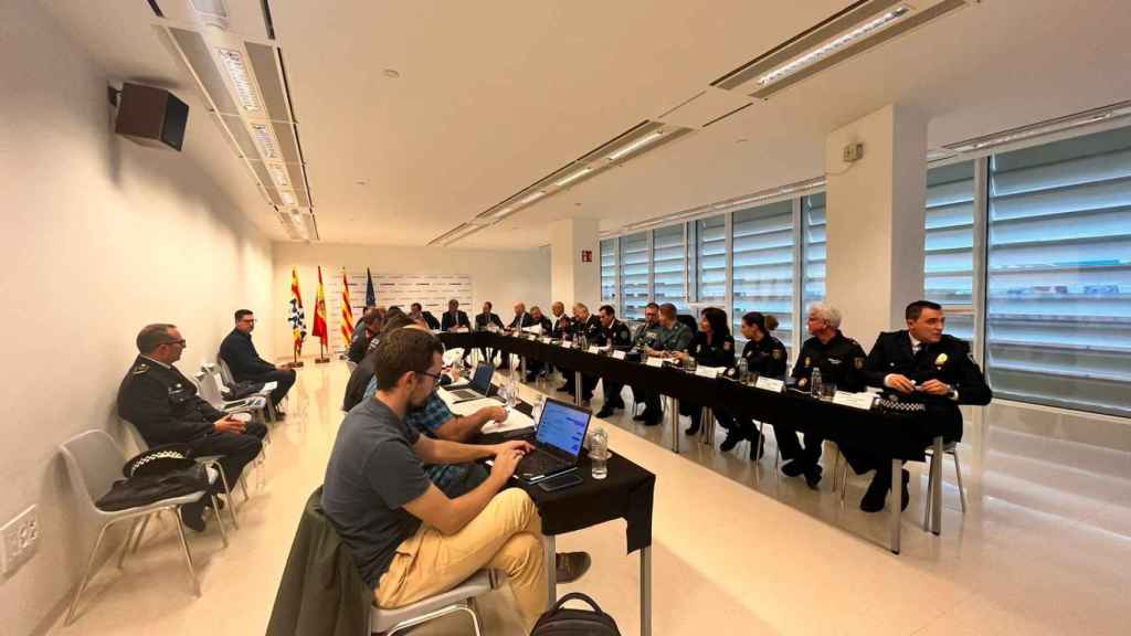 El alcalde Albiol, el conseller Elena y los responsables de los cuerpos de seguridad en la Junta Local de Seguretat de Badalona