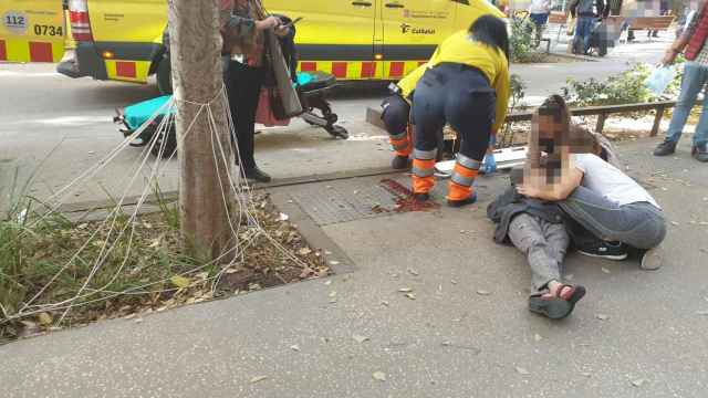 Vecinos y SEM atendiendo a una anciana herida en Sant Andreu