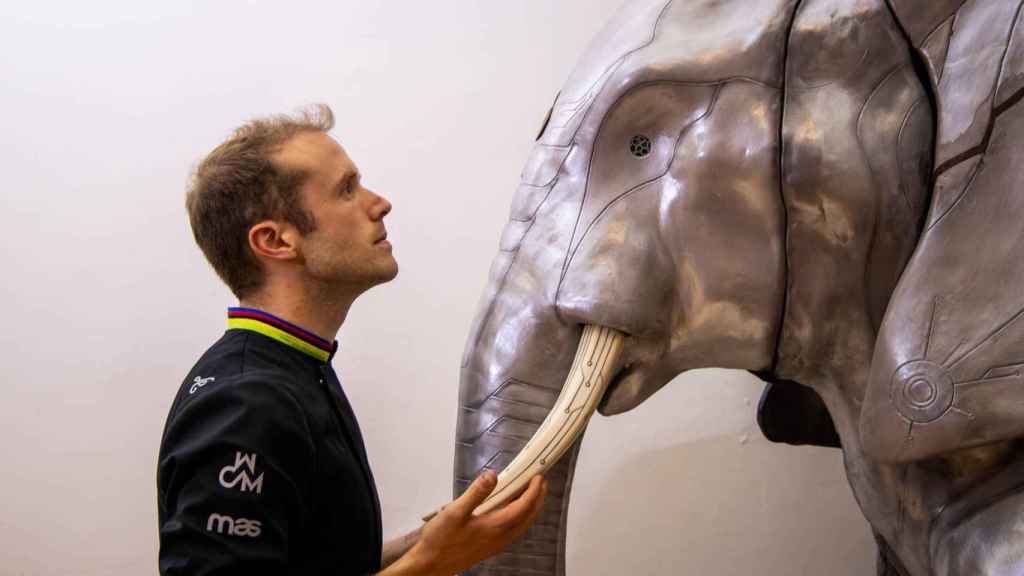 Lluc Crusellas con su elefante de chocolate, expuesto en el Museo de Chocolate de Barcelona