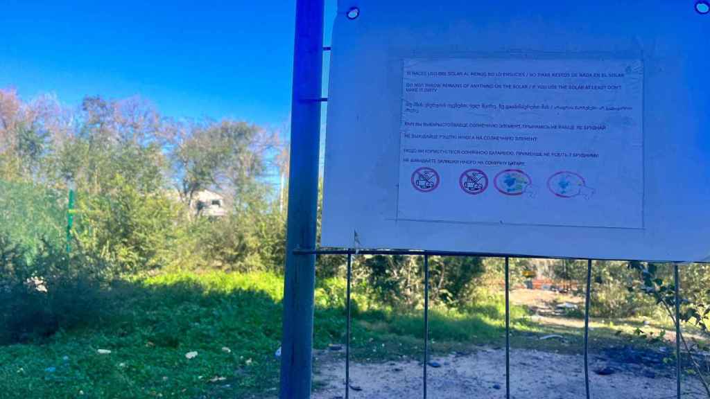 Cartel de advertencia hecho por los vecinos en la entrada de un solar de La Mina