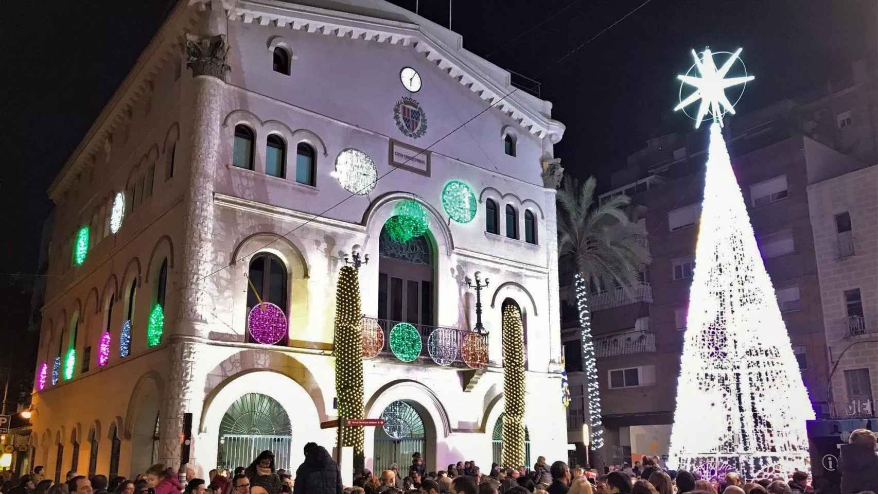 El árbol de Navidad de la plaza de la Vila de Badalona iluminado en años anteriores