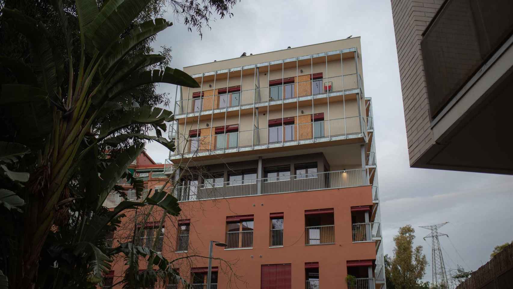 Fachada del edificio de las viviendas cooperativas de Cirerers en Nou Barris en una imagen de archivo.