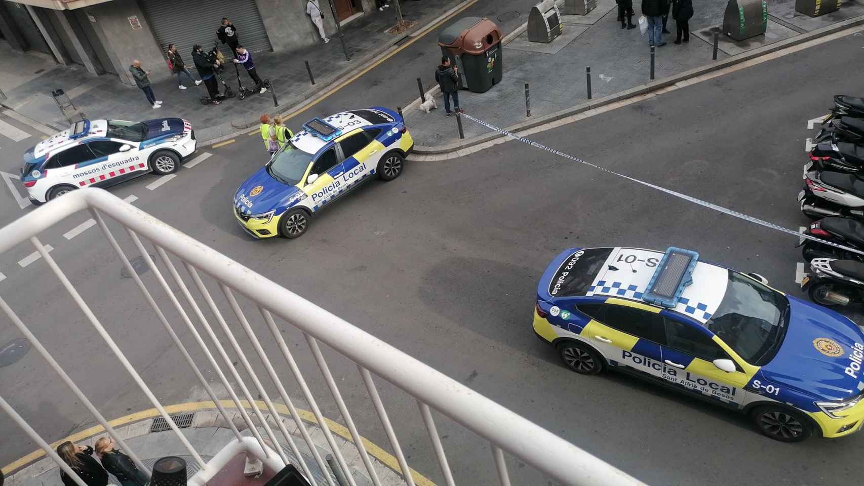 Mossos d'Esquadra y Policía Local en el lugar de los hechos en Sant Adrià