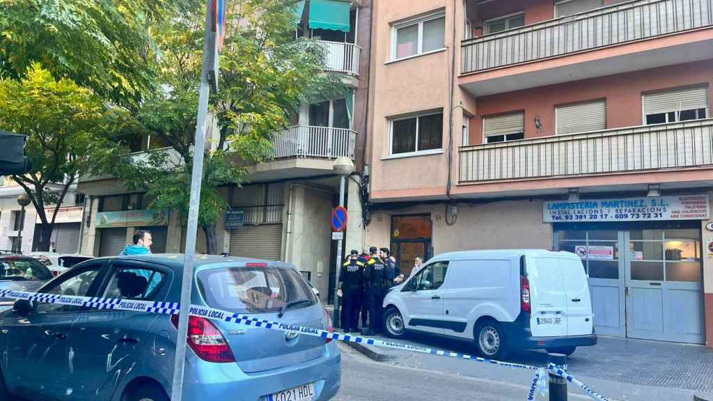 La policía en la calle Bogatell de Sant Adrià