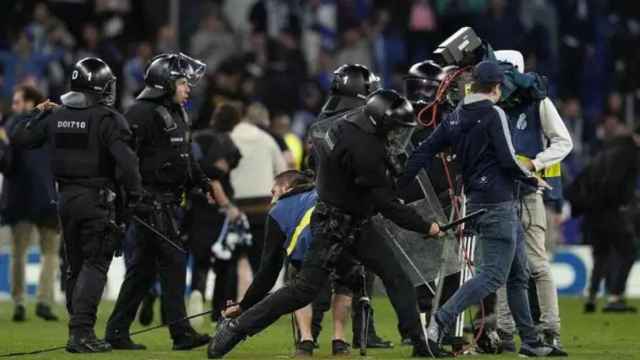 La Policía carga contra los aficionados que han invadido el campo al término del partido del RCD Espanyol y el FC