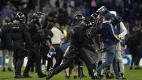 La Policía carga contra los aficionados que han invadido el campo al término del partido del RCD Espanyol y el FC