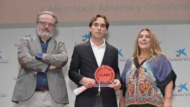 El director de Metrópoli, Arturo Esteve, recoge el premio al mejor medio local de España