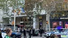 Accidente entre un coche y una moto en el paseo de Gràcia