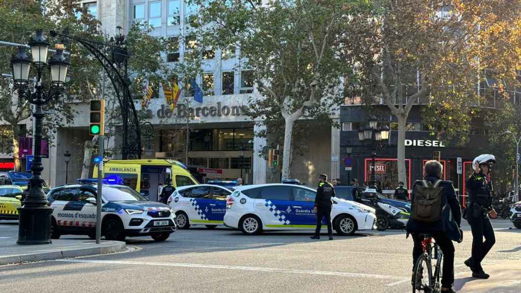 Vehículos policiales en el lugar del accidente