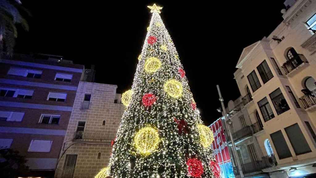 Árbol de la plaza de la Vila de Badalona iluminado