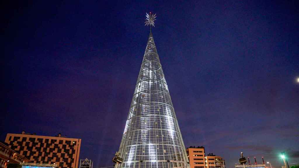 El árbol de Badalona, momentos previos a su iluminación