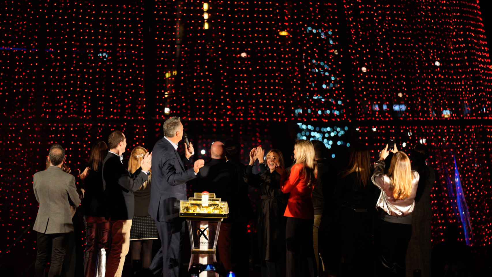 El equipo de gobierno de Albiol durante el encendido del árbol de Badalona