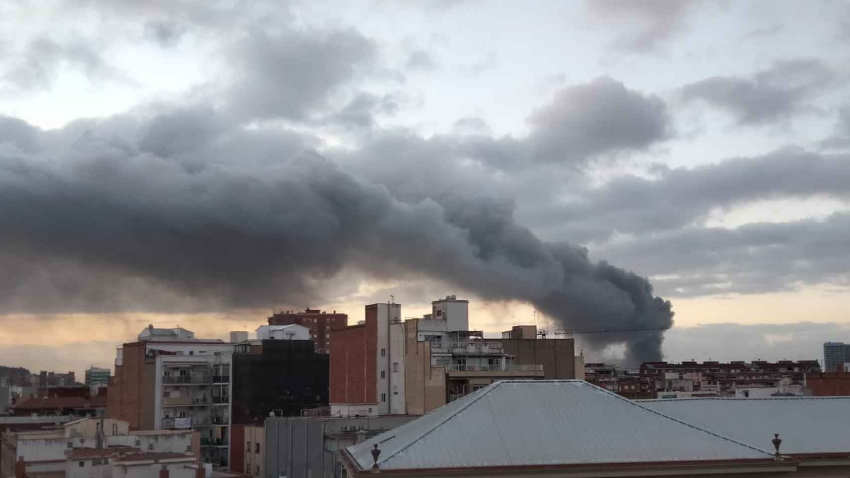 El incendio en Barcelona visto desde Sants