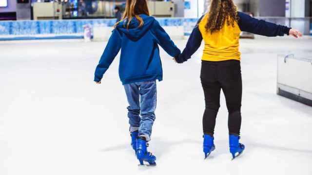 Dos personas patinando sobre hielo en una imagen de archivo