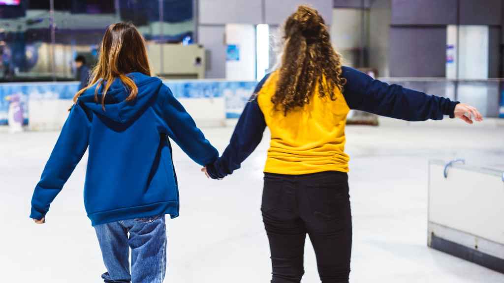 Dos personas patinando sobre hielo en una imagen de archivo