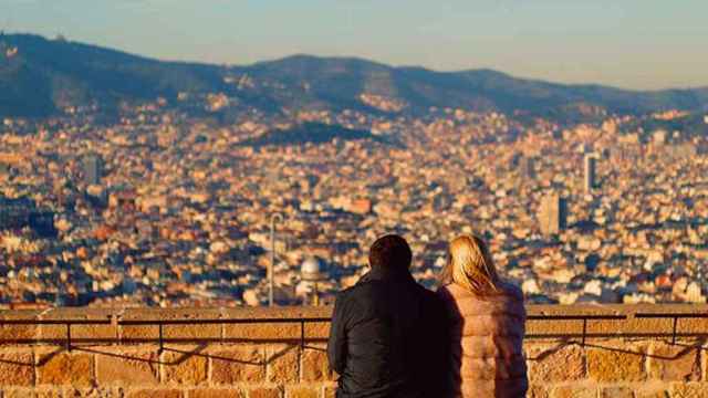 Una pareja observa Barcelona en una imagen de archivo