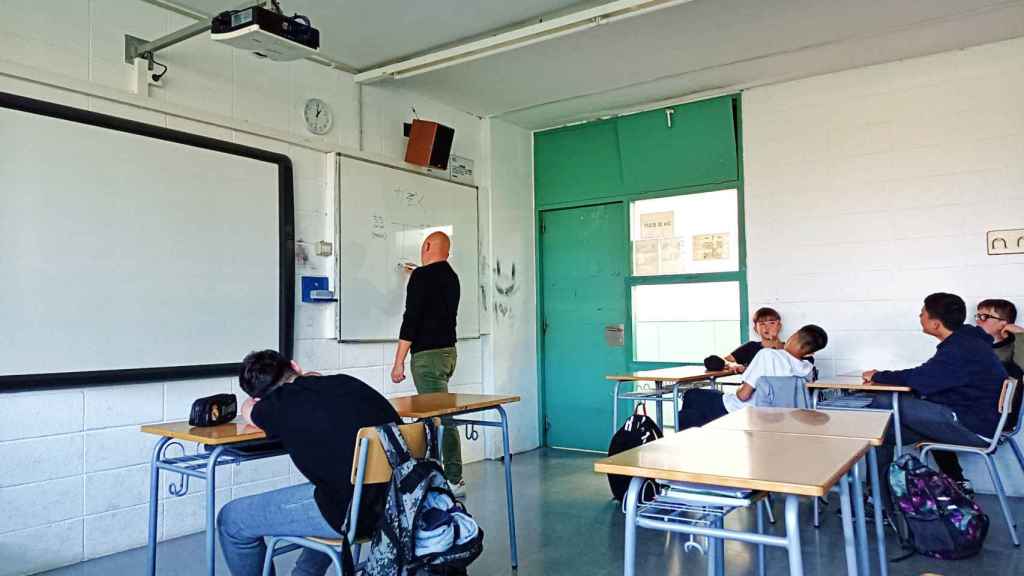 Imagen del docente Sergi Garcès en una de las clases de japonés en el Montserrat Roig