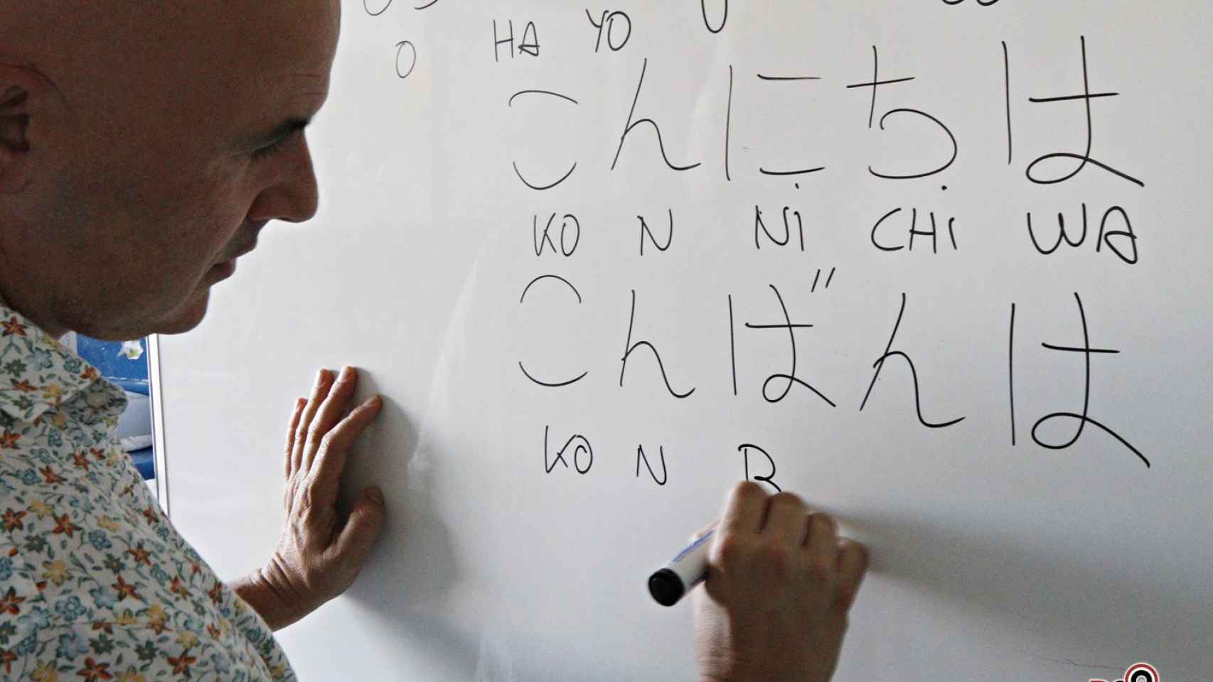 Imagen del docente Sergi Garcès escribiendo en la pizarra en una de las clases de japonés