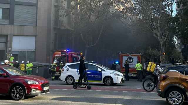 Los bomberos trabajan para sofocar el incendio en Barcelona