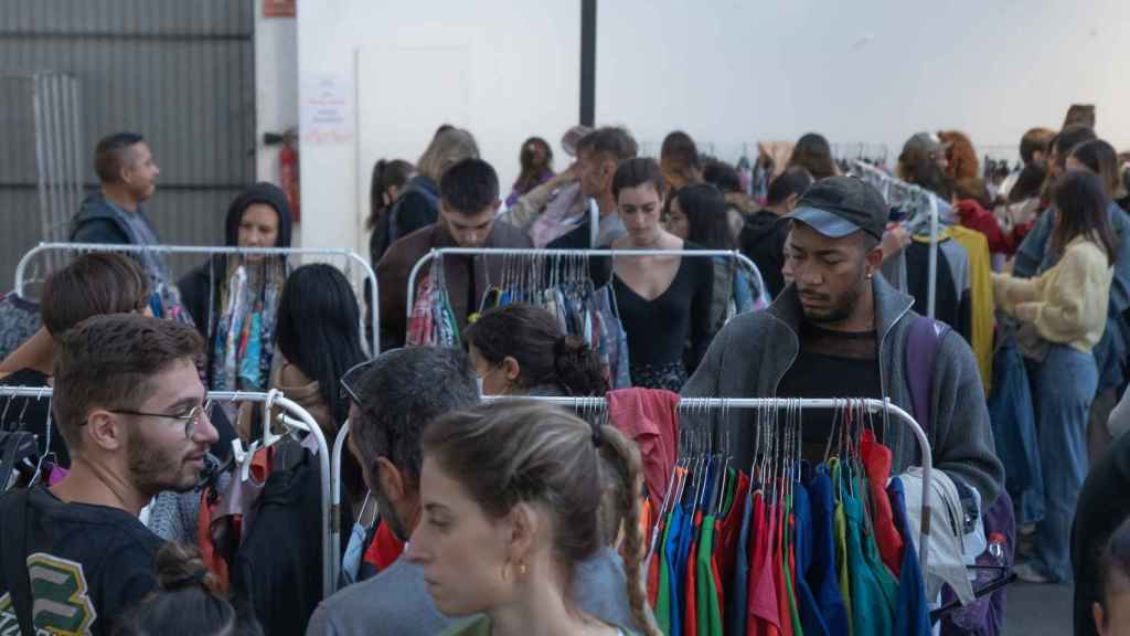 Clientes en un mercadillo de segunda mano