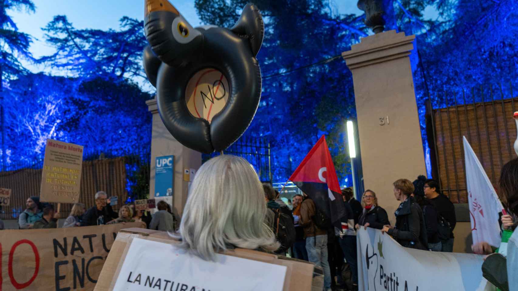 Manifestación contra 'Natura Encesa' en el acceso de los jardines de Torre Girona