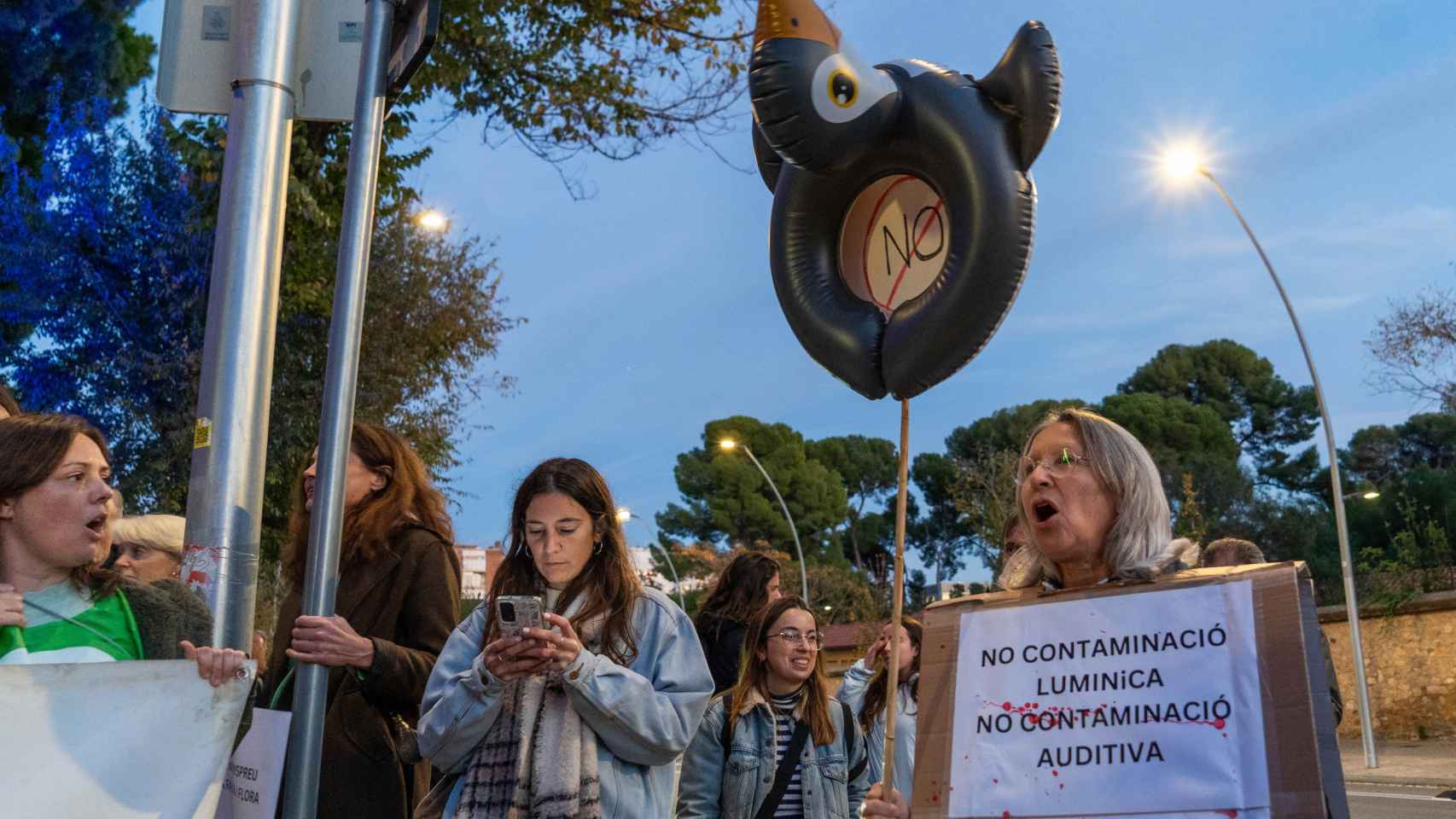 Manifestación contra 'Natura Encesa' a las puertas de los jardines de Torre Girona