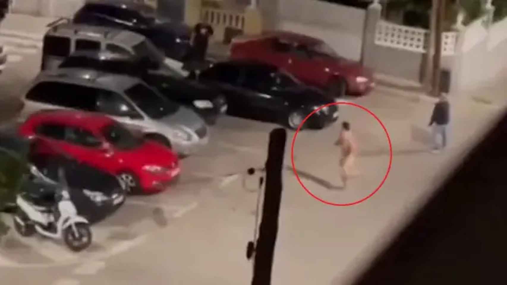 Imagen del hombre desnudo que huye tras ser pillado en la cama con su amante en Castellfedels