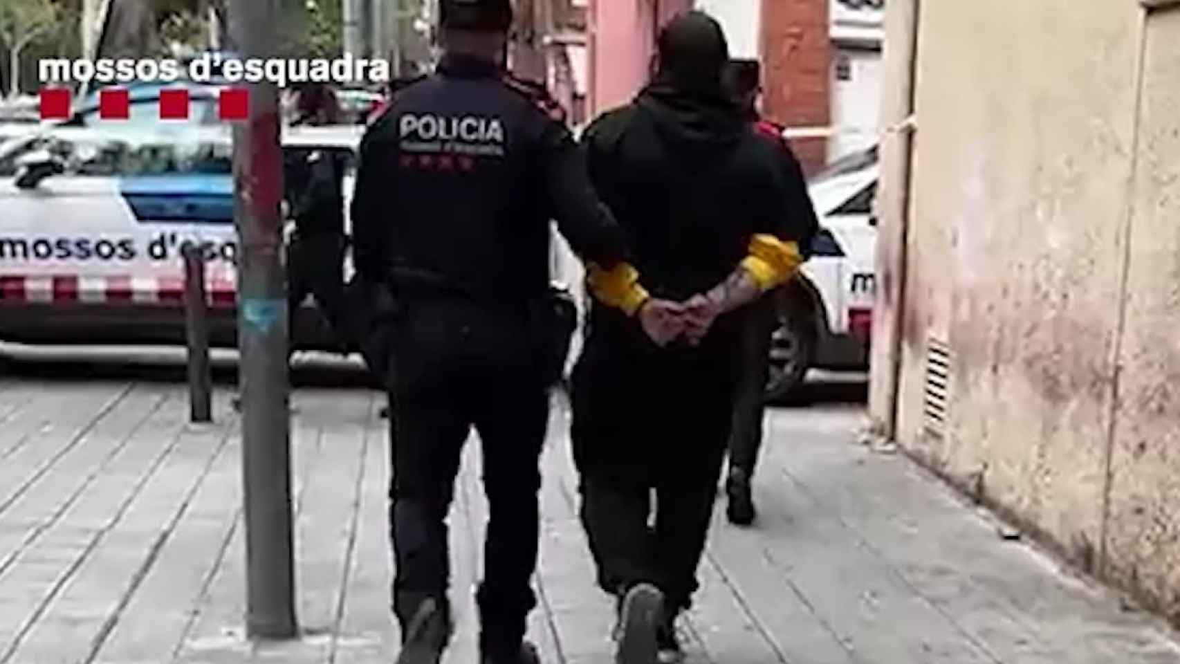 Imagen de la detención del hombre por los Mossos d'Esquadra