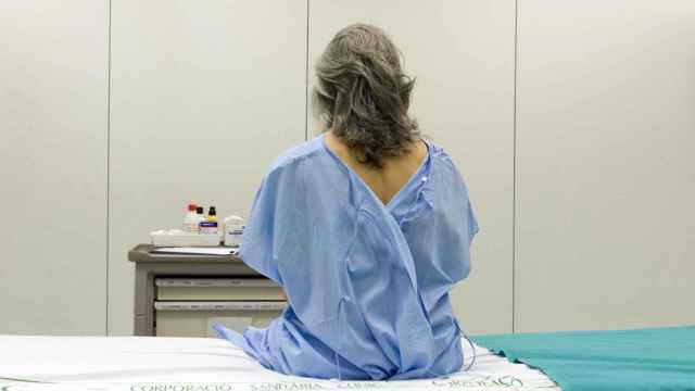 Una mujer espera a ser atendida en el Hospital Clínic de Barcelona